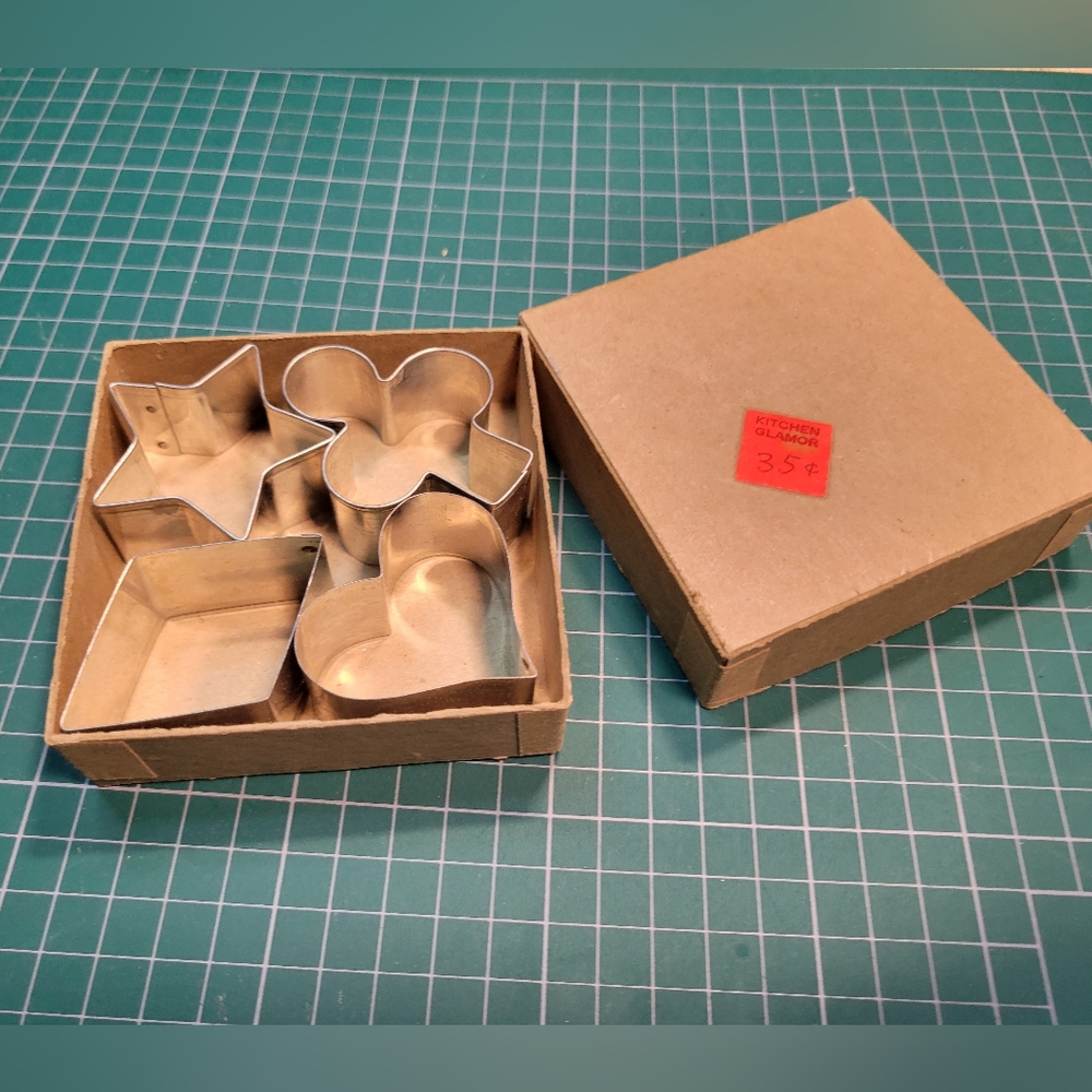 Vintage cookie cutters like new in box, lot of 4